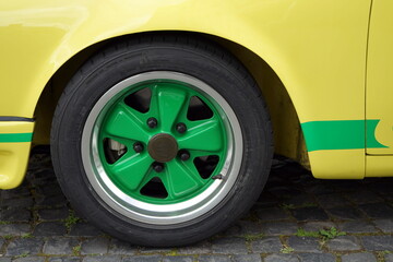 Grün lackierte traditionelle Fuchsfelge eines Porsche Carrera 2.7 RS Coupé und Sportwagen der...