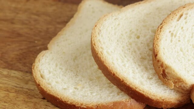 tranches de pain de mie, en gros plan, sur une table	