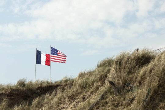 Strand in der Normandie/ Flaggen von Frankreich und Amerika