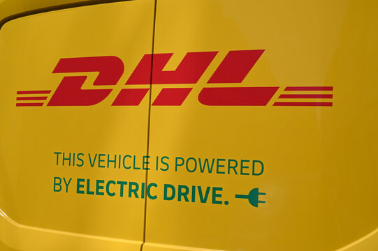 Détail d'un véhicule électrique de livraison de l'entreprise DHL