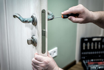 Locksmith repair or install the door lock in house