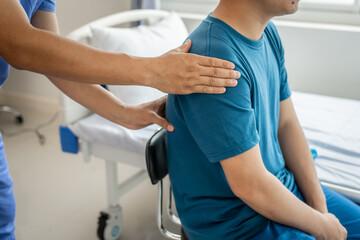 back and shoulder pain, Physiotherapy specialists help patients in physiotherapy. about Muscle Weakness and Fatigue