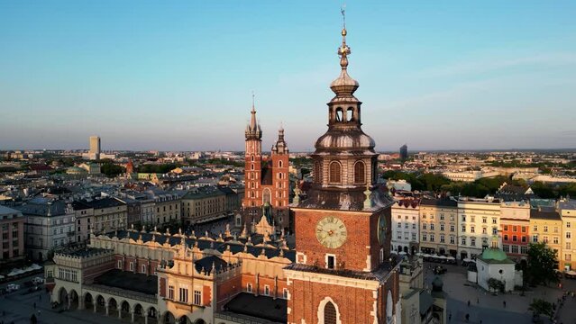 Video of Main Square, Rynek Gł&oacute;wny, Bazylika Mariacka, Sukiennice - Krakow, Poland 