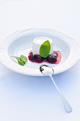 Jedzenie, deser, owoce, mięta,  © Kristofer Vinc