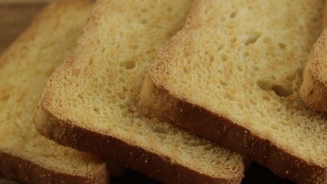 plusieurs biscottes , en gros plan, sur une table en bois