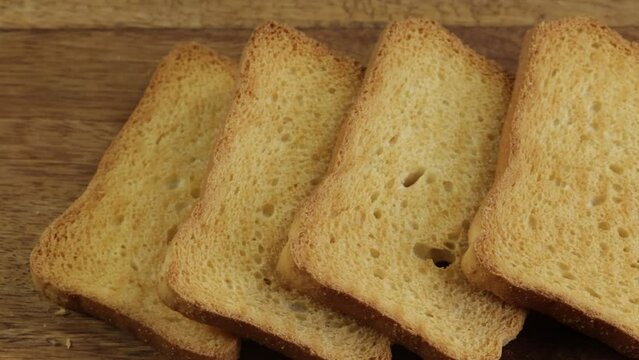 plusieurs biscottes , en gros plan, sur une table en bois