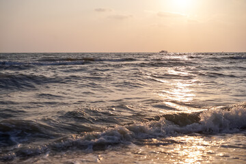 Obraz premium The beautiful scene of Pattaya beach and sea waves with the golden sun and white clouds on the clear sky in the daytime, Thailand.