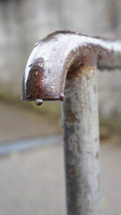 Geländer mit Wassertropfen Nahaufnahme