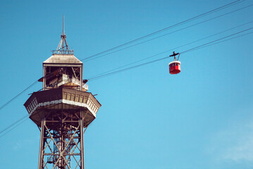 Fototapeta na wymiar Barcelona desde las alturas: El teleférico en la Ciudad Condal en Montjuic