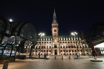 Fototapeta na wymiar Historic town hall in Hamburg by night