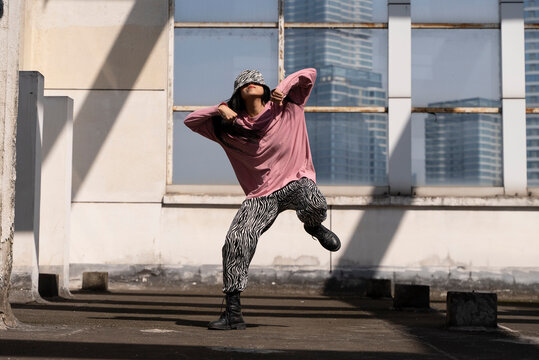 young woman hip hop dance on the roof