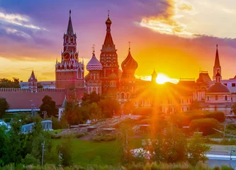 Vlies Fototapete Moskau Cathedral of Vasily the Blessed (Saint Basil's Cathedral) and towers of Moscow Kremlin on Red Square at sunset, Moscow, Russia