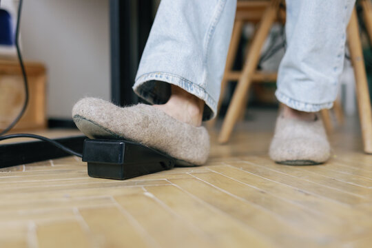 Pedal push sewing machine