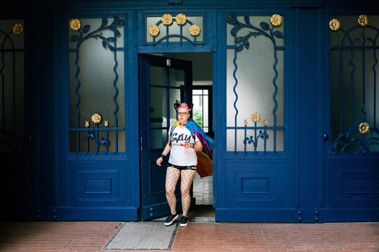 Woman in GAYterosexual t-shirt leaving the house