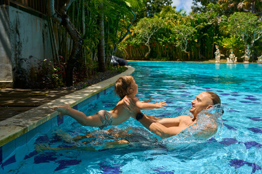 dad and baby have fun in the pool