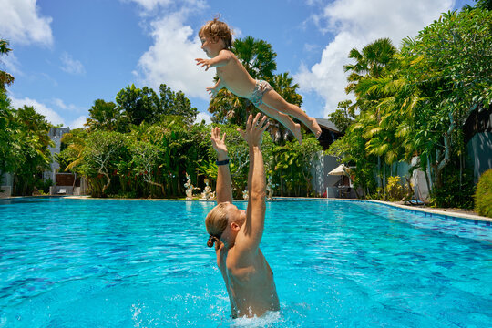 dad and baby have fun in the pool