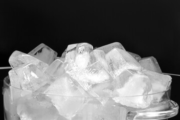 Balde de Gelo fundo preto