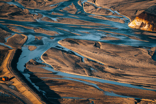 Abstract Pattern of Glacial River Flow in Sandy Mountains 