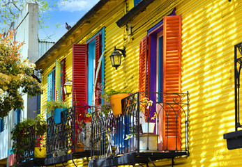Argentina, colorful buildings of El Caminito, a popular tourist destination in Buenos Aires. - obrazy, fototapety, plakaty