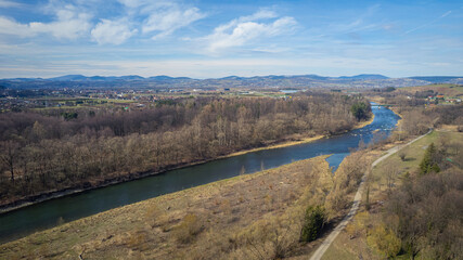 Fototapeta na wymiar Piękny krajobraz z rzeką Poprad początkiem wiosny