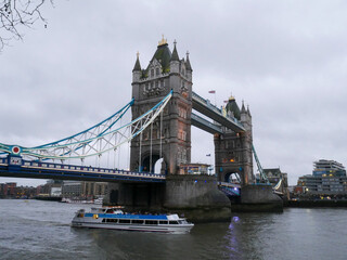 Fototapeta na wymiar View of the Tower Bridge on a gloomy day