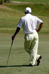 Obraz premium A golfer playing golf in the field.