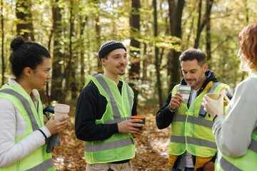 Team beverage friend volunteering nature dialogue like-minded 