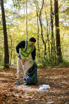 Volunteer garbage clean up altruism ecology care 