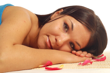 Obraz na płótnie Canvas attractive brunette woman relaxing in spa salon