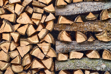 Ein Stapel Brennholz das zum trocknen gelagert wird © Christian Bieri