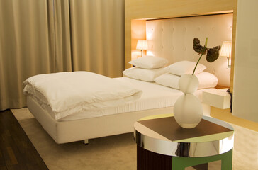 Fototapeta na wymiar Stylish minimalistic bedroom in white and beige