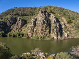 Exposure of this natural monument that marks the landscape on the banks of the Mondego next to Penacova, the Livraria do Mondego is a monument that time has carved over more than 400 million years.
