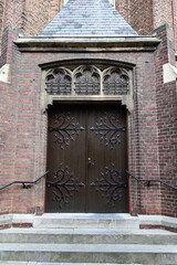 Tür an römisch-katholische Kirche Martinikerk im Zentrum der niederländischen Stadt Venlo
