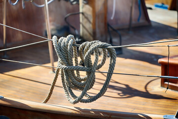 Gruba lina na statku morskim w porcie.