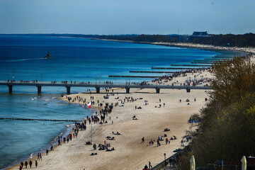 Widok na piaszczystą plażę pełną ludzi w maju, 