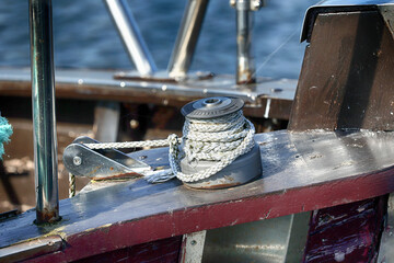 Gruba lina na statku morskim w porcie.