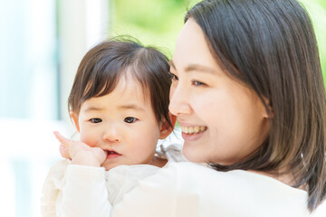 赤ちゃんを抱きしめるお母さん