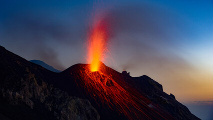Eruption des Vulkans Stromboli in der blauen Sunde