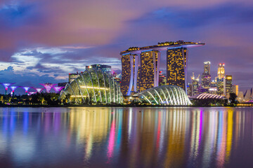 Naklejka premium Skyline of Marina Bay in Singapore during the sunset