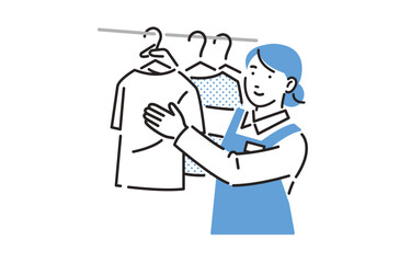 洗濯物を干す家事代行のスタッフ © gugu