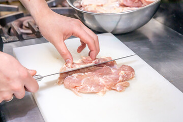 生鶏肉を調理するシーン cook raw chicken