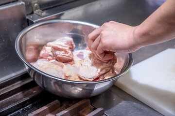 生鶏肉を調理するシーン cook raw chicken