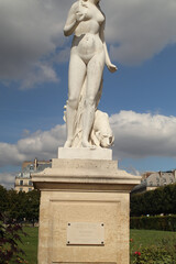 Fototapeta na wymiar female statue in the Garden of the Tuileries