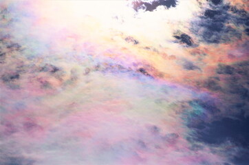 美しい彩雲が作るデザイン的な空模様