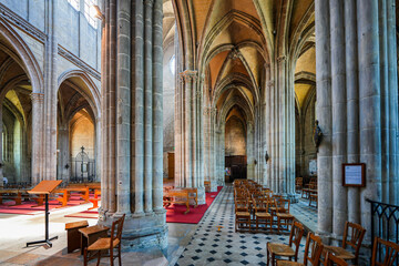 Obraz premium Interior of the Collegiate Church of Notre Dame et Saint Loup (