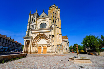Fototapeta na wymiar Facade of the Collegiate Church of Notre Dame et Saint Loup (