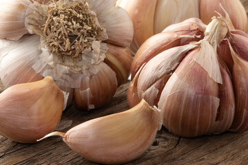 Selective focus on garlic cloves.