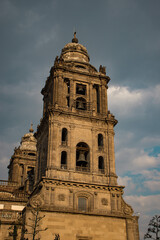 Fototapeta premium Acercamiento de una de las torres de la catedral central del zócalo de la Ciudad de México