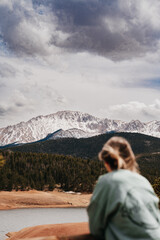 Naklejka premium Lady looking at mountain