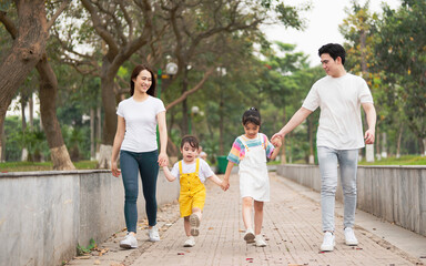 Obraz na płótnie Canvas Young Asian family in the park
